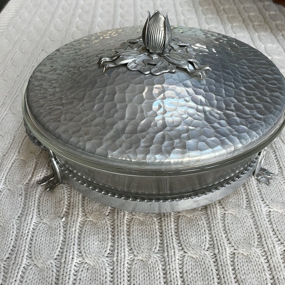 VTG Rodney Kent hand-forged hammered aluminum covered dish w/ Pyrex dish 1950s - Picture 4 of 17